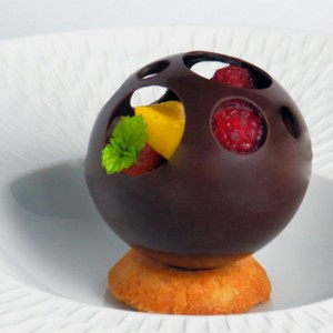 dessert Chocolaterie - sphère en chocolat ajourée et garnie de fruits